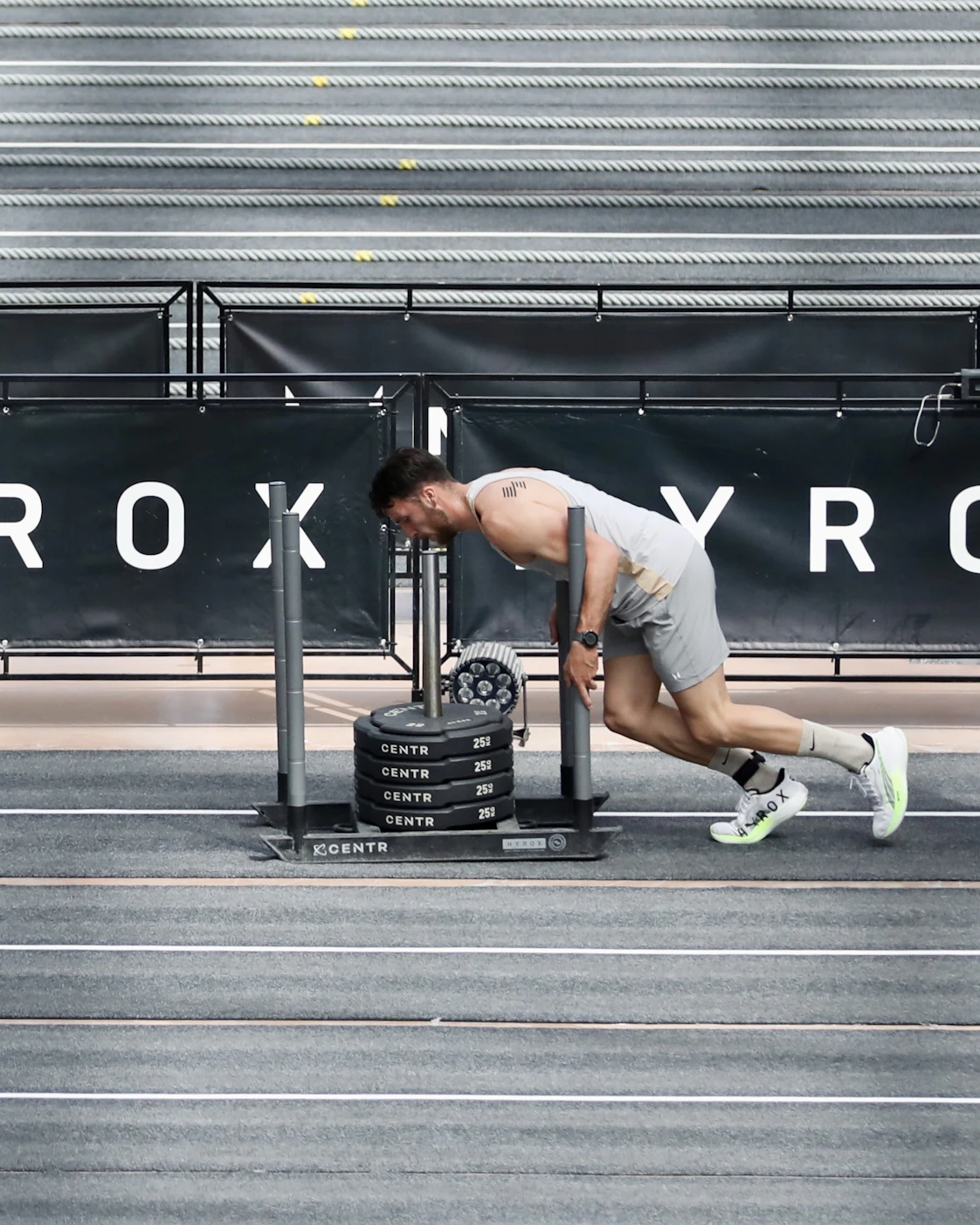 Atleta empurrando o trenó em uma prova de HYROX.